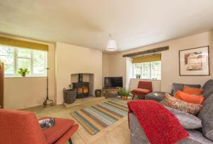 Stoke AbbottHorsehill Cottage的带沙发和壁炉的客厅