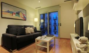 巴塞罗那阿尔格拉工业酒店式公寓的客厅配有沙发和桌子