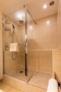 皮托Le « 24th » on Blum Square的浴室里设有玻璃门淋浴