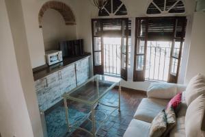 卡莫纳LA COVACHA DEL PINTOR的客厅配有玻璃桌和沙发