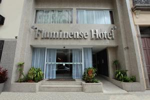 里约热内卢弗鲁米嫩塞酒店的前面有标志的奥曼斯酒店
