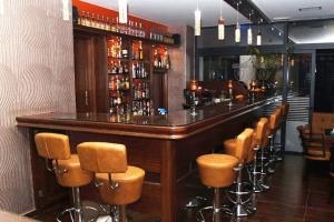 干尼亚斐罗克斯尼娜酒店的酒吧,酒吧里有一排棕色的酒吧凳