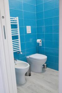 托雷安农齐亚塔Poly's House的蓝色的浴室设有卫生间和水槽