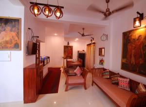 瓦尔卡拉Nirrvaan homestay的客厅配有沙发和桌子