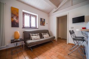 乌尔比诺Country House Ca' Brunello的带沙发和电视的客厅