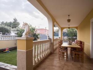 埃勒凡达尔Belvilla by OYO Casa Crepuscle的阳台配有桌子和马雕像
