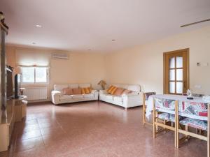 埃勒凡达尔Belvilla by OYO Casa Crepuscle的客厅配有2张白色沙发和电视