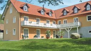 多瑙斯陶夫Landgasthof-Hotel Hammermühle的一座带橙色屋顶的大房子