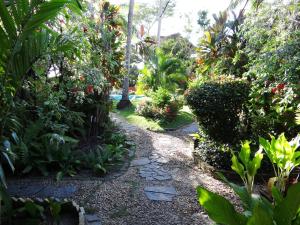皮帕卡瓦罗马里尼奥旅馆的种有许多植物和走道的花园