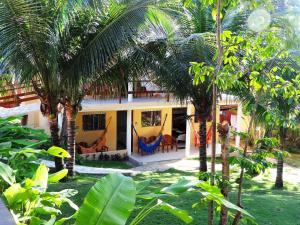 皮帕卡瓦罗马里尼奥旅馆的前面有棕榈树的房子