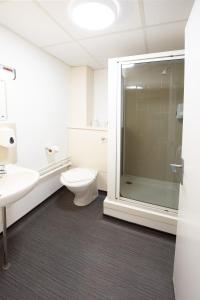兰卡斯特兰卡斯特大学酒店的带淋浴、卫生间和盥洗盆的浴室