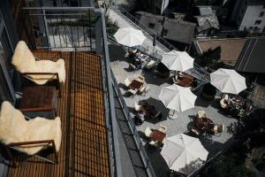 采尔马特奥莫尼亚酒店的享有带桌子和遮阳伞的天井的顶部景致。