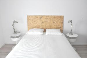 卡斯卡伊斯Cascais Family & Friends的白色卧室设有2个水槽和1张床