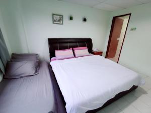 邦咯Sea & Wave #2 Coral Bay Apartment的床上有两张粉红色枕头