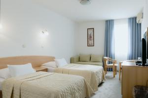 奥西耶克银辉酒店的酒店客房设有两张床和电视。