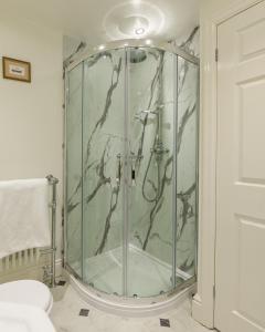 巴克斯顿老霍酒店的带淋浴的浴室和玻璃门