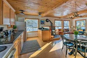 SkykomishMysty Mountain Cabin on River Near Stevens Pass!的厨房以及带桌椅的起居室。