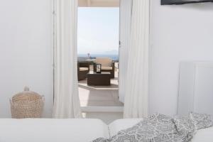 圣玛丽亚White Santa Maria Villa的一间白色卧室,享有客厅的景色