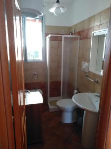 圣凯撒利亚温泉Christian casa vacanze Salento的一间带水槽、卫生间和淋浴的浴室