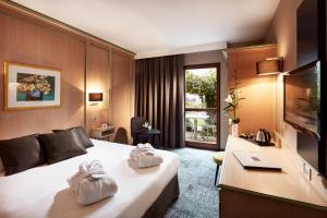 科尔马欧洲酒店的配有一张床和一张书桌的酒店客房