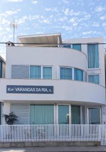 诺瓦海岸费昂达斯达利雅旅馆的前面有标志的白色建筑