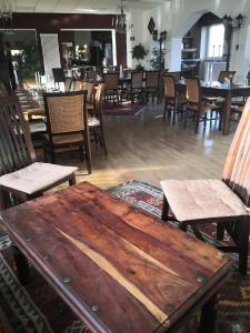 TünsdorfLandhotel Saar-Mosel的餐厅里的一张木桌和椅子