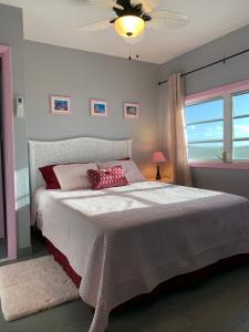 HermitageTurtles Nest Bahamas的卧室配有一张大白色床和窗户