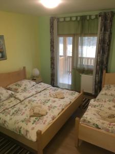 KočeRanch Marina的一间卧室设有两张床和窗户。