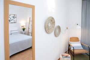 卡拉恩·布拉內斯RVHotels Sea Club Menorca的一间卧室配有一张床和镜子