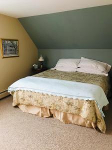 Barre马普卡夫特住宿加早餐旅馆的卧室内的一张大床,设有绿色的墙壁