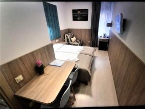 基辅EXPO Hotel Comfort的小房间设有桌子和沙发