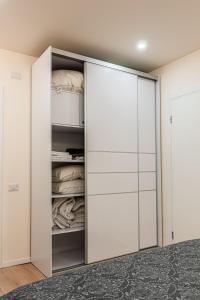 内坦亚City center family relax apartment的卧室配有带白色门的衣柜和1张床