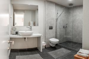 内坦亚City center family relax apartment的一间带水槽、卫生间和淋浴的浴室