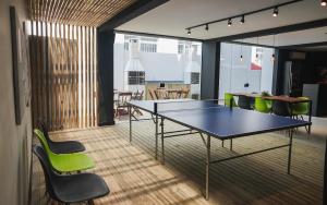 弗洛里亚诺波利斯Innbox - Canasvieiras 2的一间会议室,配有桌子和绿色椅子