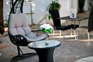 温特和克非洲屋顶酒店的椅子和桌子上放着花瓶