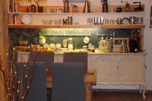 伯尔格伦德-雷特维施我的钓鱼小屋旅馆的厨房配有柜台和桌椅