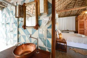巴拉格兰德Manati的一间带木制浴缸的浴室,位于带一张床的客房内