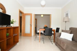 波尔蒂芒Apartamento Vila Arade的客厅配有沙发和桌子