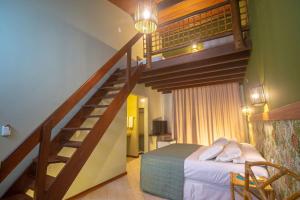 伊塔齐米林Pousada Villa Maeva Itacimirim的一间卧室设有高架床和楼梯。