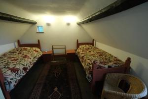 EardisleyChestnut Cottage的小房间设有两张床和椅子