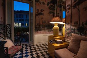罗马Pantheon Balcony Morgana Suite的客厅配有灯、沙发和窗户