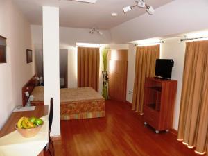 拉·希斯特尼加拉莫拉达旅馆的客房设有带一张床和电视的卧室。
