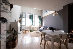赫罗纳Bravissimo Home & Bike Girona的客厅配有白色的桌子和椅子