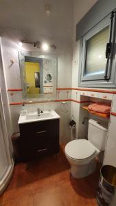 昆卡Cuencaloft Casa Azafranes VUT的一间带卫生间、水槽和镜子的浴室