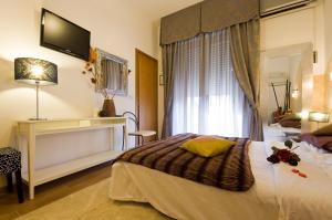 里米尼遗产酒店的酒店客房设有床和窗户。