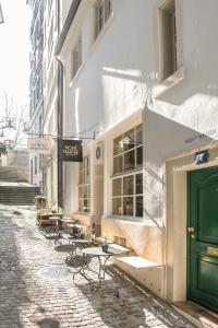 苏黎世Montmartre的旁边一条带桌椅的街道