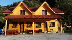 Rau SaduluiComplex turistic Nora Rau Sadului的红色屋顶的黄色小房子