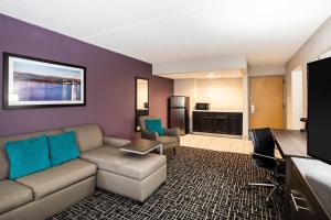 达文波特La Quinta Inn by Wyndham Davenport & Conference Center的带沙发的客厅和厨房