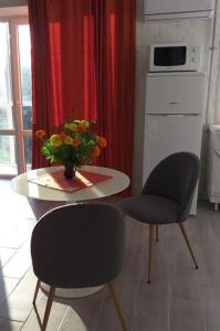 罗夫诺Rusalika的厨房配有两把椅子和一张花瓶桌子