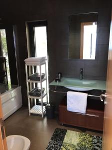 塞辛布拉Luxus Ferienhaus Casa Paraiso的浴室设有水槽和带镜子的台面